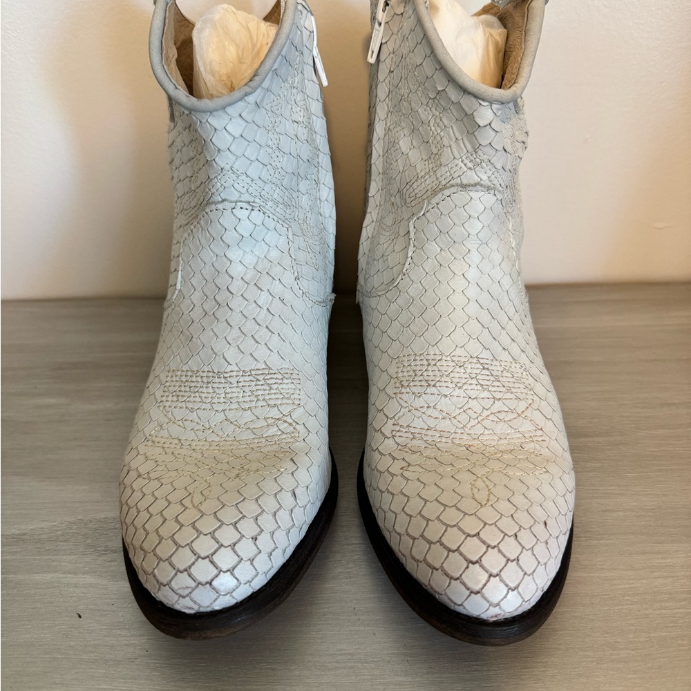 New Artisan by Zigi Western White Snakeskin Design Leather Ankle Boots size 6